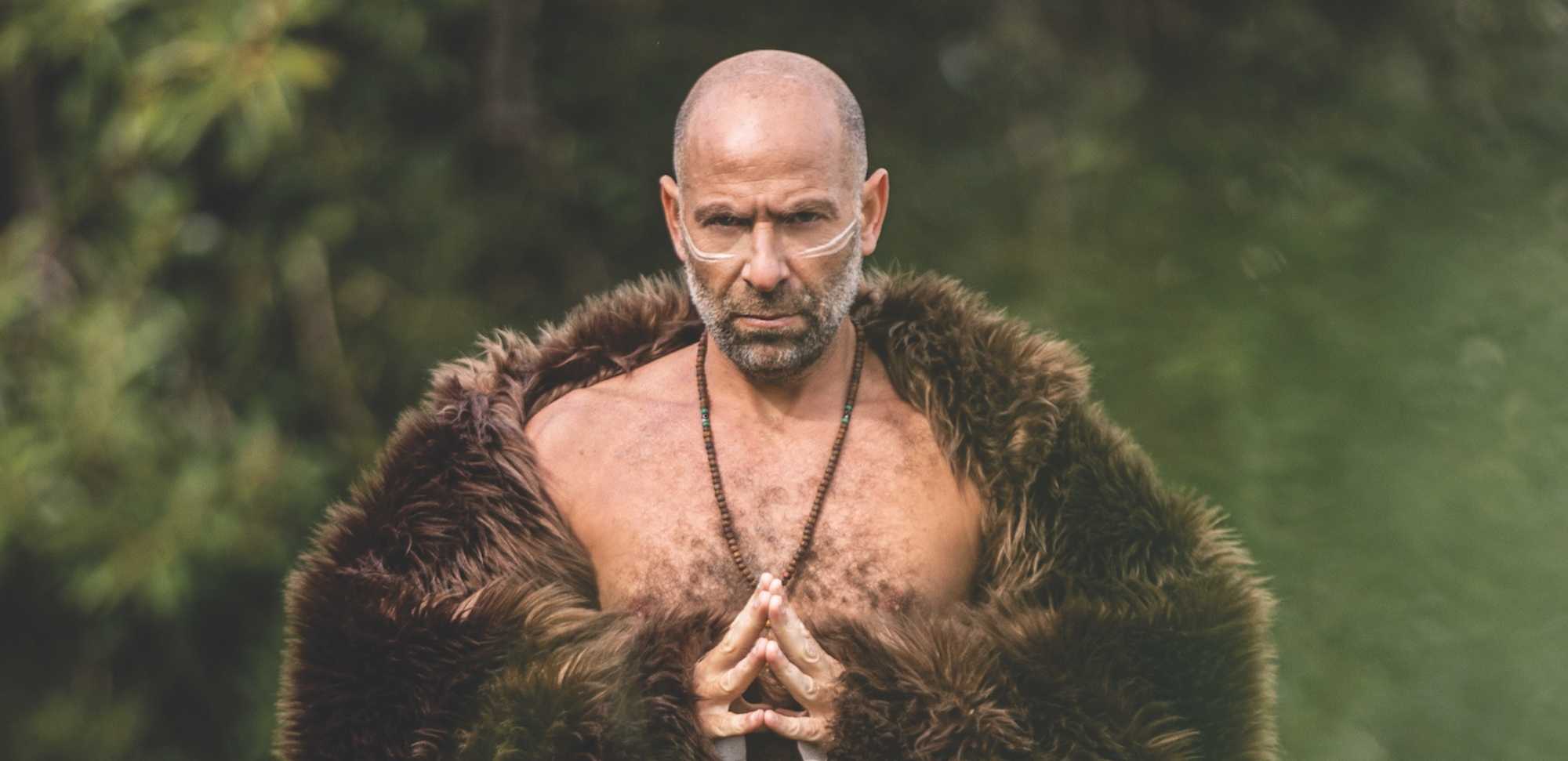 מתחת לתחפושת