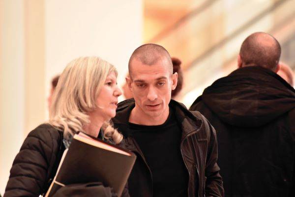 פיוטר פבלנסקי ועורכת דינו בפריז: נעצר לאחר שהעלה אתר בשם ״פורנופוליטיקה״ ובו סרטונים מיניים בוטים ששלח המועמד לראשות העיר לאישה צעירה. המועמד פרש מהמירוץ, פבלנסקי יצא זכאי