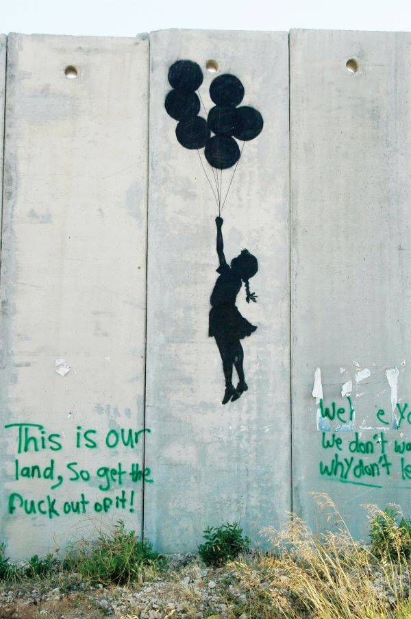 ציור של בנקסי על חומת ההפרדה בשטחים