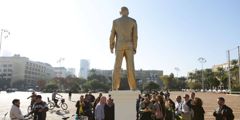 פסל הזהב שהציב איתי זלאיט בכיכר רבין בתל אביב