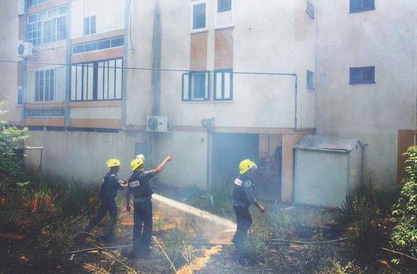 מכבי אש בקריית שמונה אחרי התקפת קטיושות