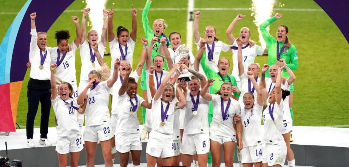 הנה הן באות