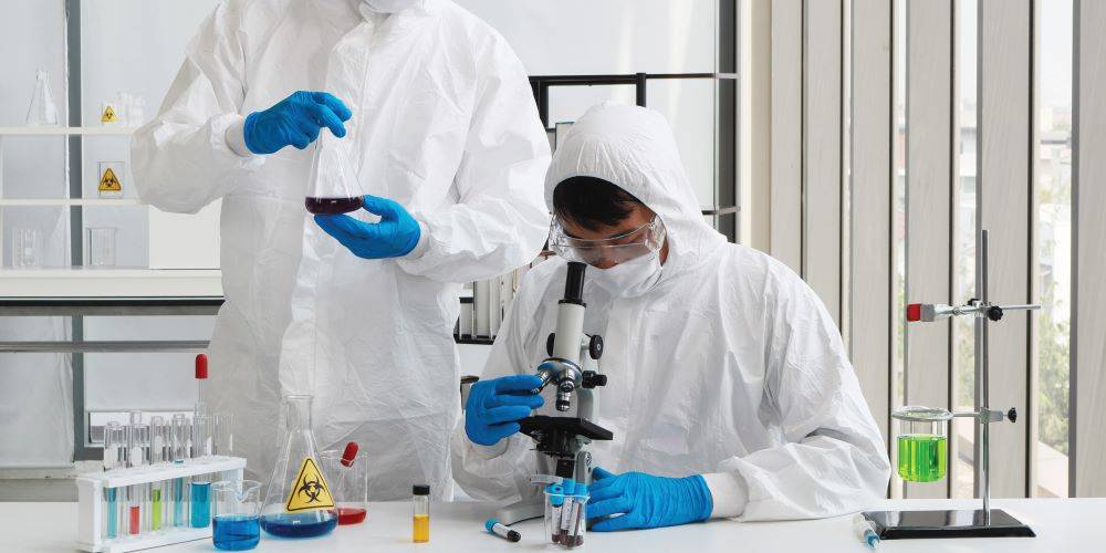 מדענים סינים רוקחים תרופה