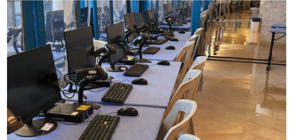 החתול משכשך בשמנת