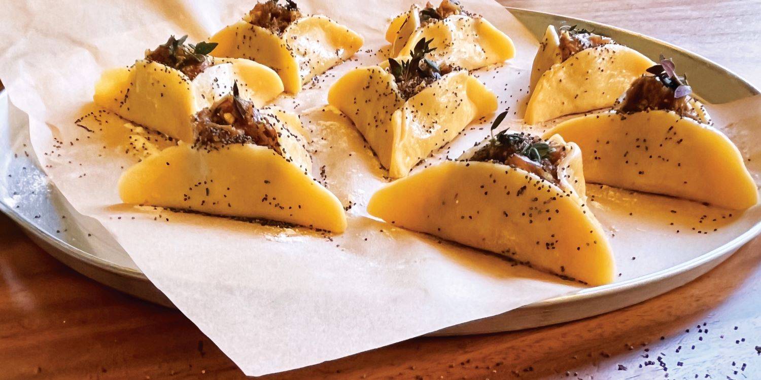 אהבה במקום תככים