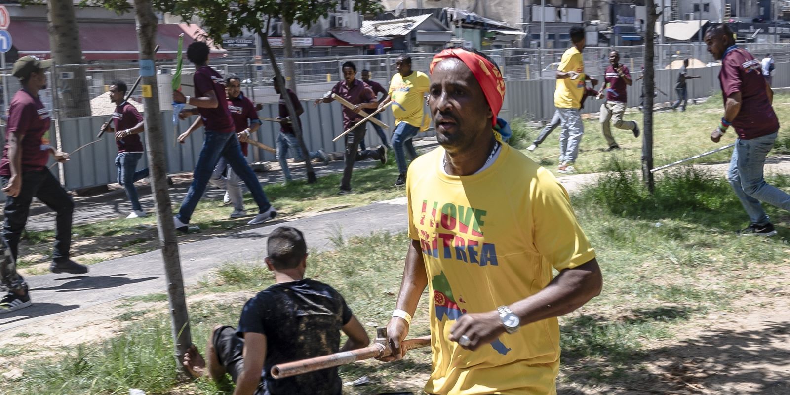 שחור בעיניים