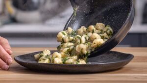 מחירות לעבדות ובחזרה