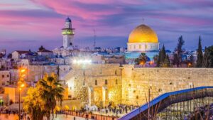 בשבילה גיבורים מתים